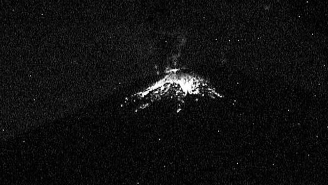 Volcán Popocatépetl lanza fumarola con fragmentos incandescentes. (Cenapred)