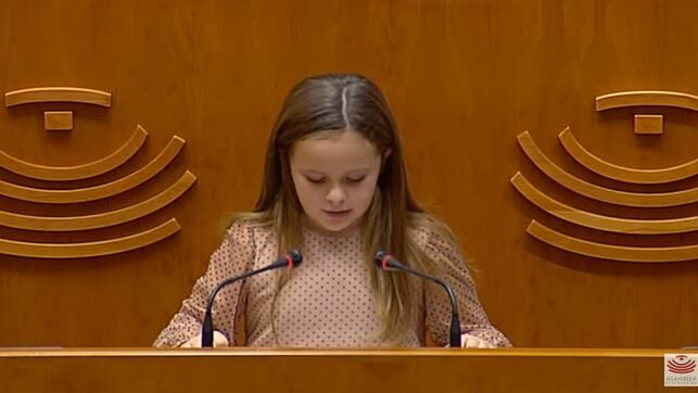 Utilización de menores para agendas políticas. Elsa, una niña trans de ocho años, ante la Asamblea de Extremadura: 