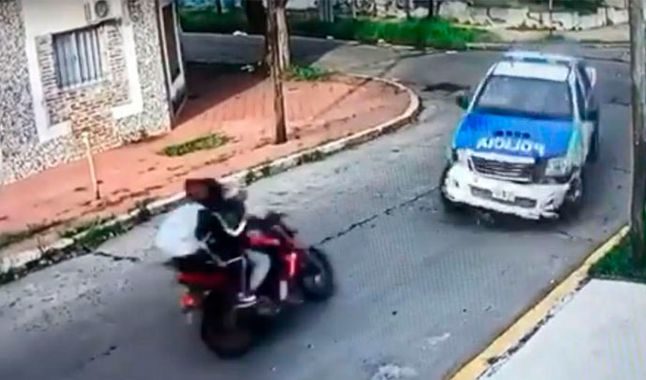 Ladrón muere tras chocar la moto en la que huía contra patrullero en Argentina