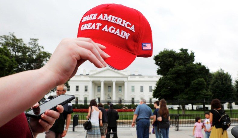 Acusan a cinco estudiantes de Florida de golpear a joven por usar una gorra con lema de Trump
