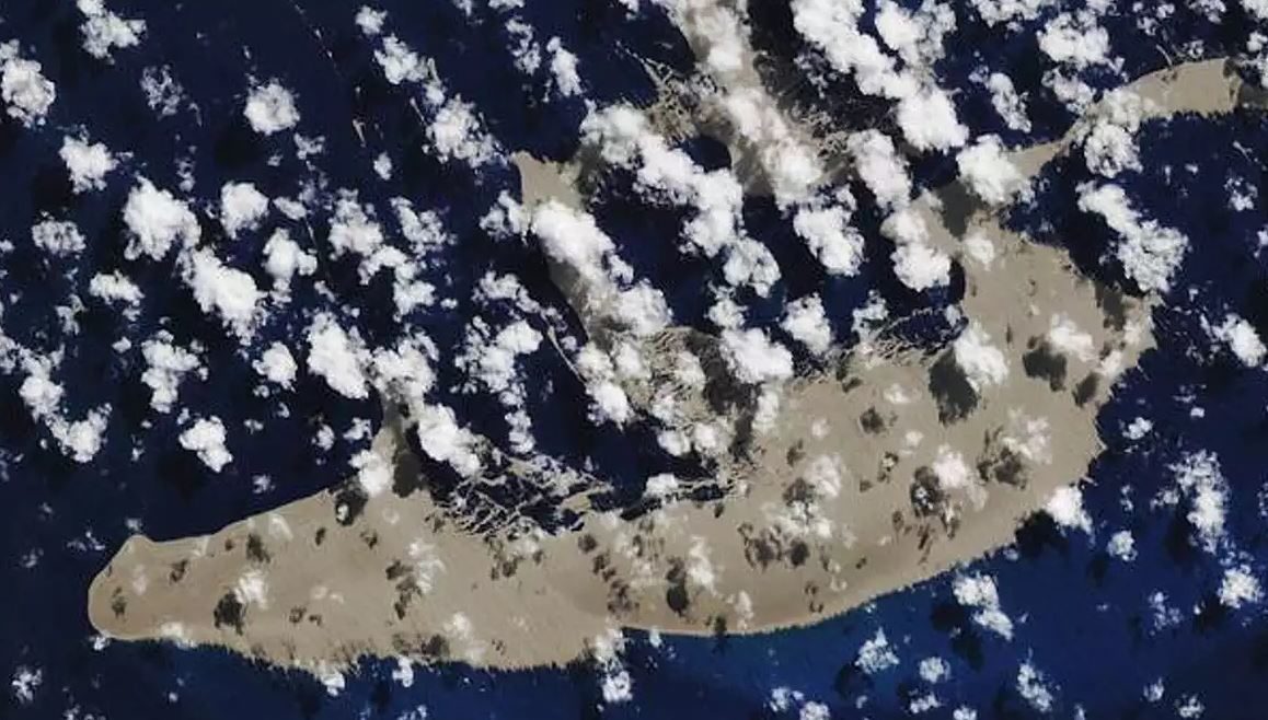 Imagen de la isla de escorias volcánicas o pumitas que ha emitido el misterioso volcán | NASA