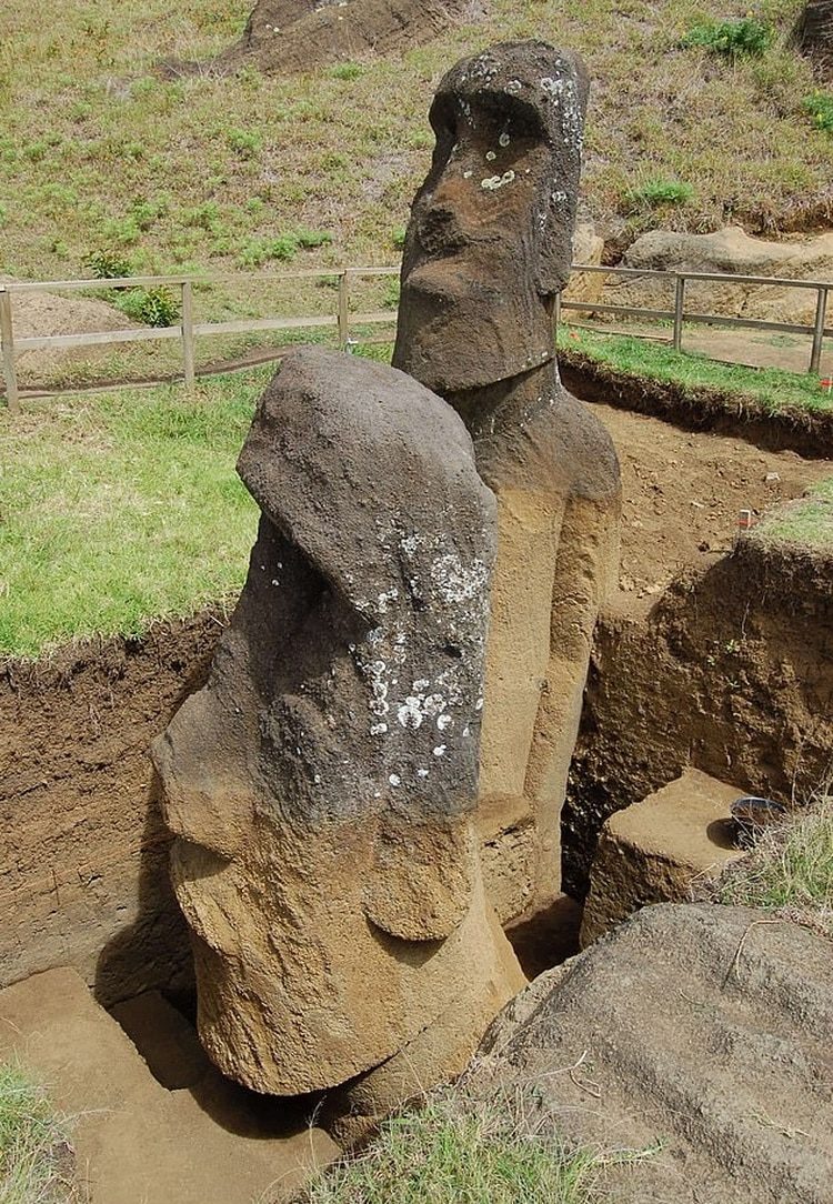 La dos estatuas que fueron excavadas para ser analizadas (UCLA)