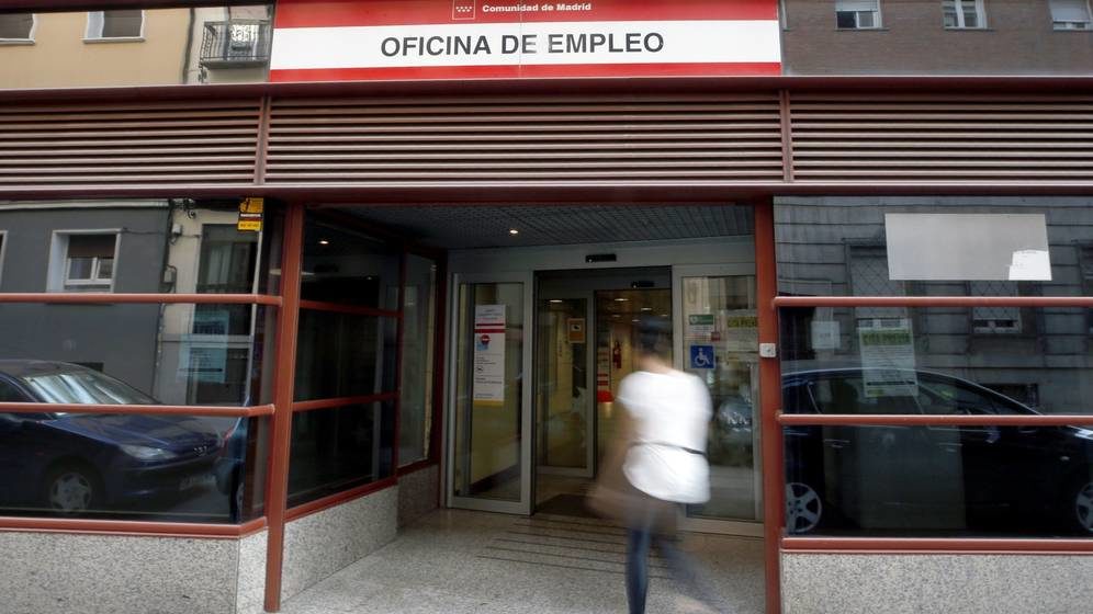 Exterior de una oficina de empleo en Madrid (Efe)