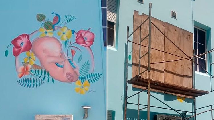 A la izquierda, el mural pintado por Liset Feider; a la derecha, el tablón con el que fue cubierto por presión de los grupos que promueven la legalización del aborto