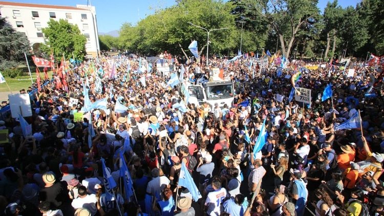 Policía reprime masiva marcha contra la minería contaminante en Mendoza, Argentina
