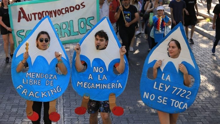 Policía reprime masiva marcha contra la minería contaminante en Mendoza, Argentina