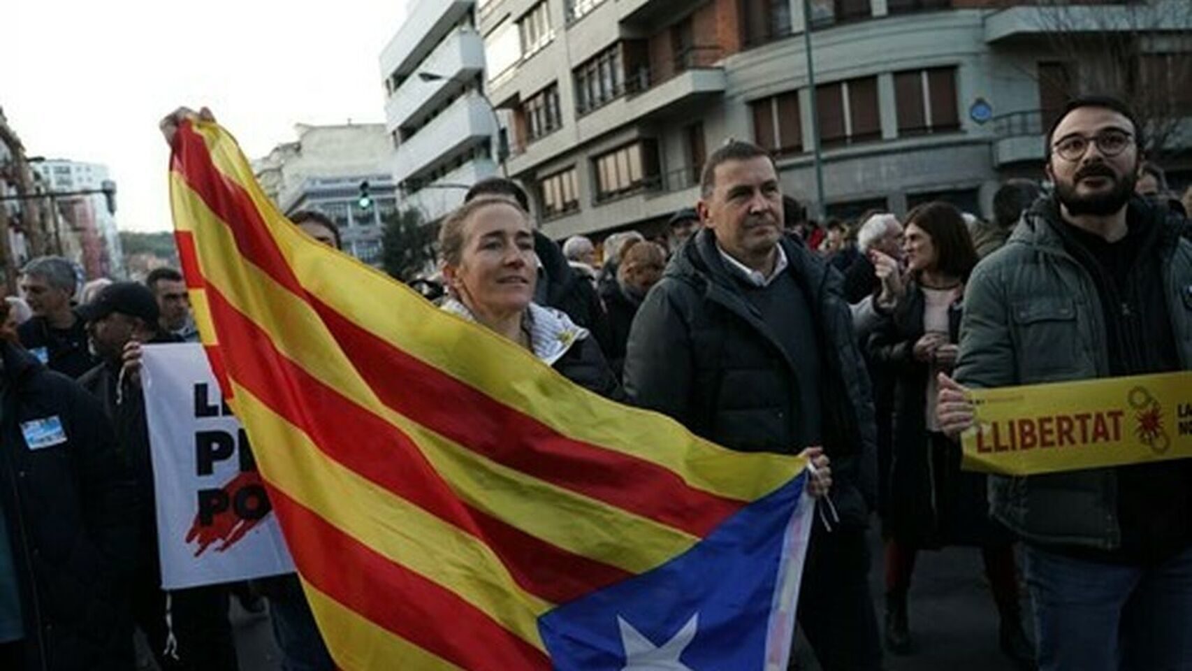 Arnaldo Otegi, en Bilbao, junto a una manifestante con una estelada independentista catalana.
