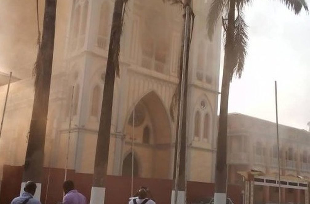 Otra más: La catedral de Malabo, construida bajo supervisión de Gaudí, sufre un grave incendio