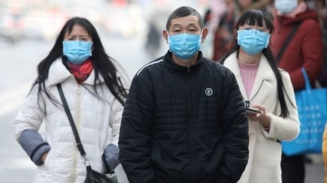 La nueva cepa de coronavirus, que causa un tipo de neumonía, puede pasar de persona a persona, confirmó China.