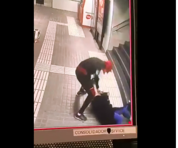 Violenta agresión de un inmigrante a una señora durante un robo en el metro de Barcelona