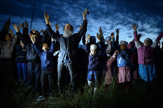 Clic para aumentar Poteryaevka village, Altai Oblast. Evening prayer in the Orthodox community.