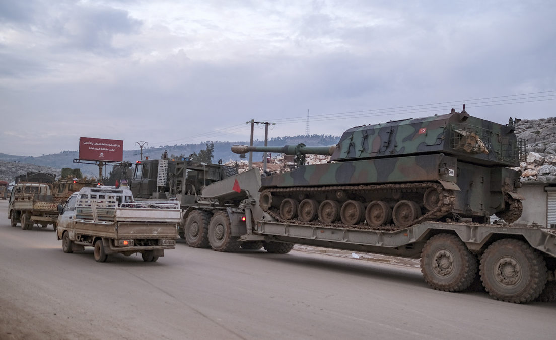 La artillería del Ejército turco llega al este de Idlib, Siria, el 15 de febrero de 2020.AP