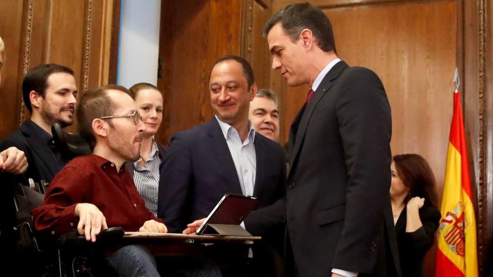 Pedro Sánchez conversa con Pablo Echenique y Alberto Garzón tras el acto de firma del acuerdo programático con las principales medidas qdel Gobierno de coalición en el salón Chimenea de la Cámara Baja.