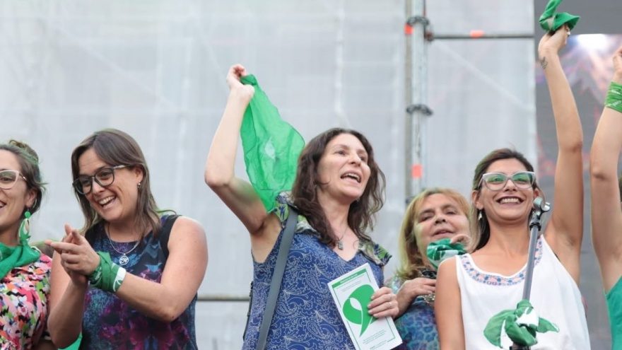 Diputadas feministas amenazan con quemar la catedral si no legalizan el aborto en Argentina