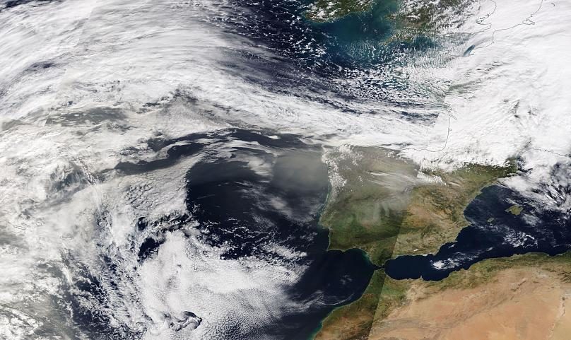 A la izquierda de la imagen se observa el color sepia del polvo sahariano transportado por el vientoNASA Terra Modis / Worldview