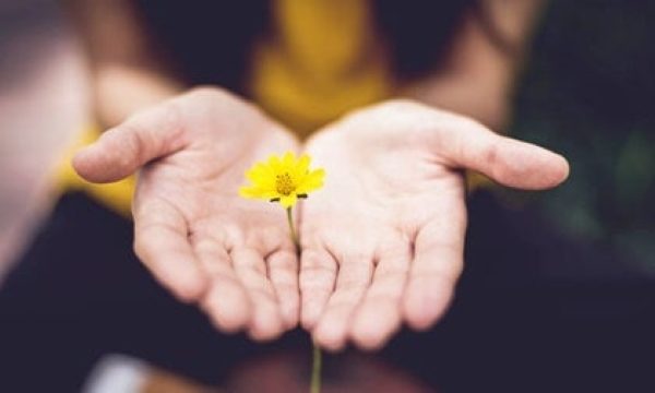 mano con flores