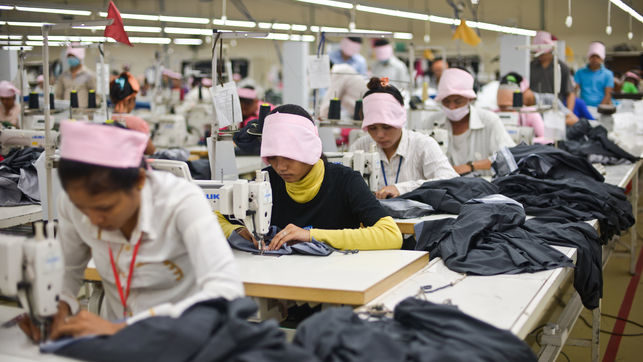 Mujeres en una fábrica textil de Phnom Penh, la capital de Camboya
