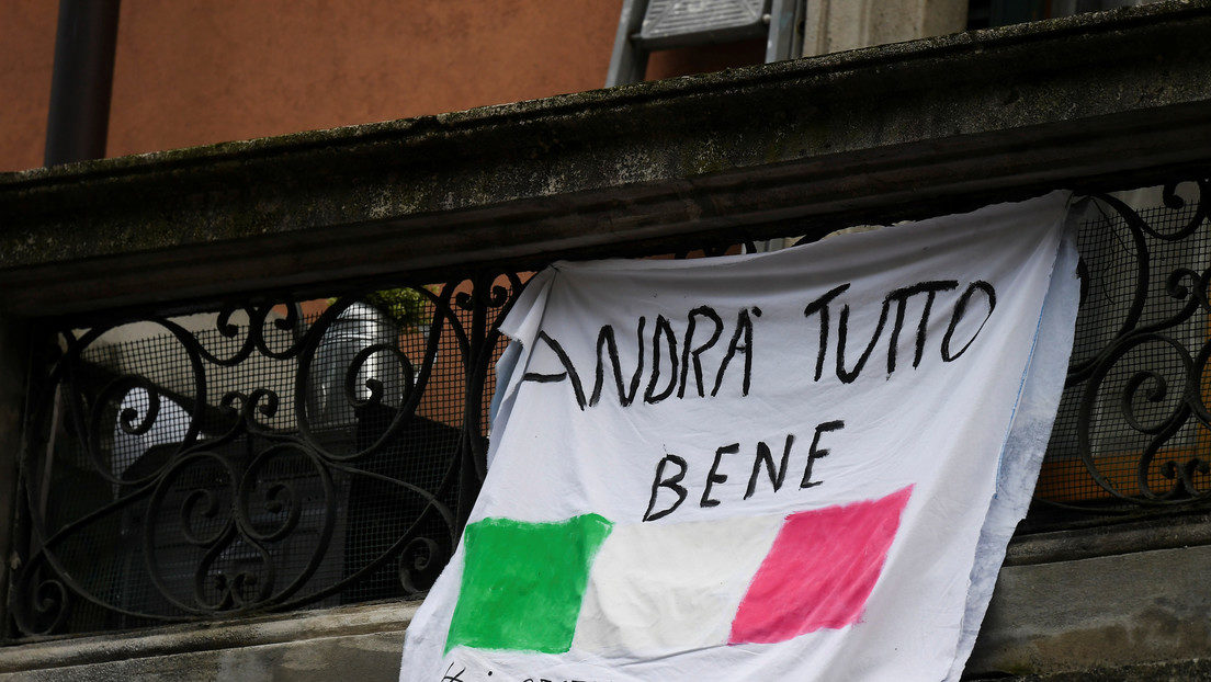 Una pancarta con la bandera italiana