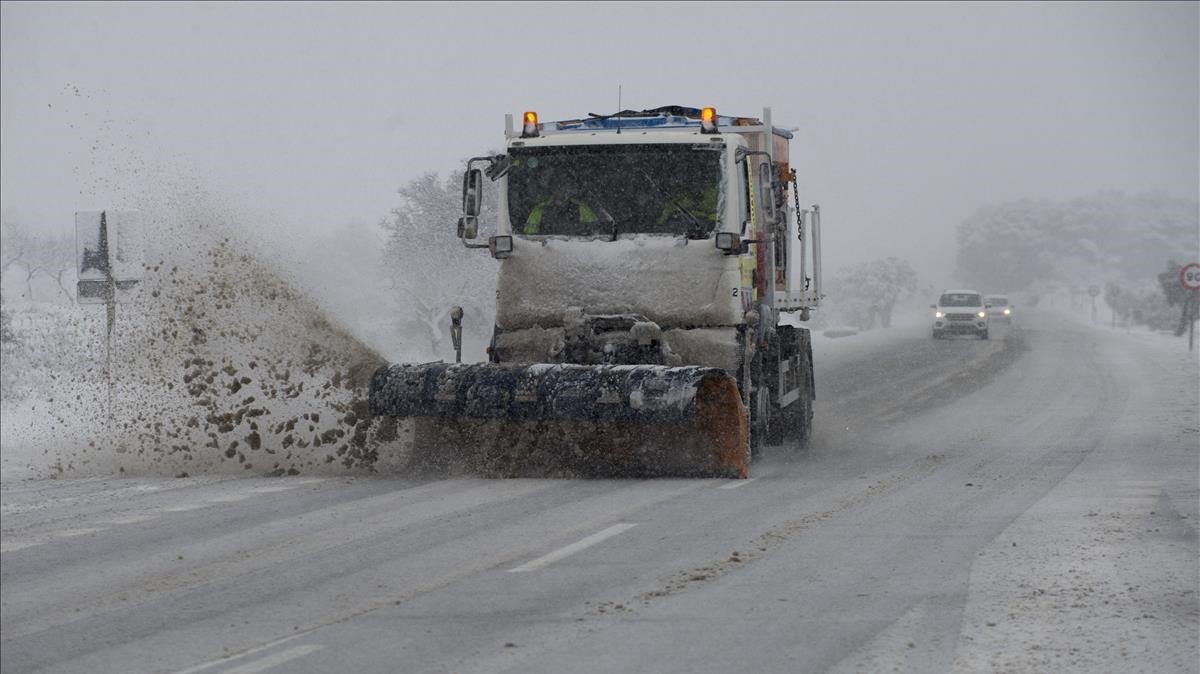 Imagen de una nevada en la N-420 en Gandesa (Terra Alta).