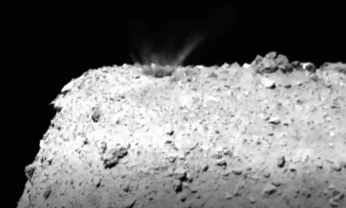 El ataque creó un gran cráter en la superfície del asteroide Ryugu | Hayabusa 2