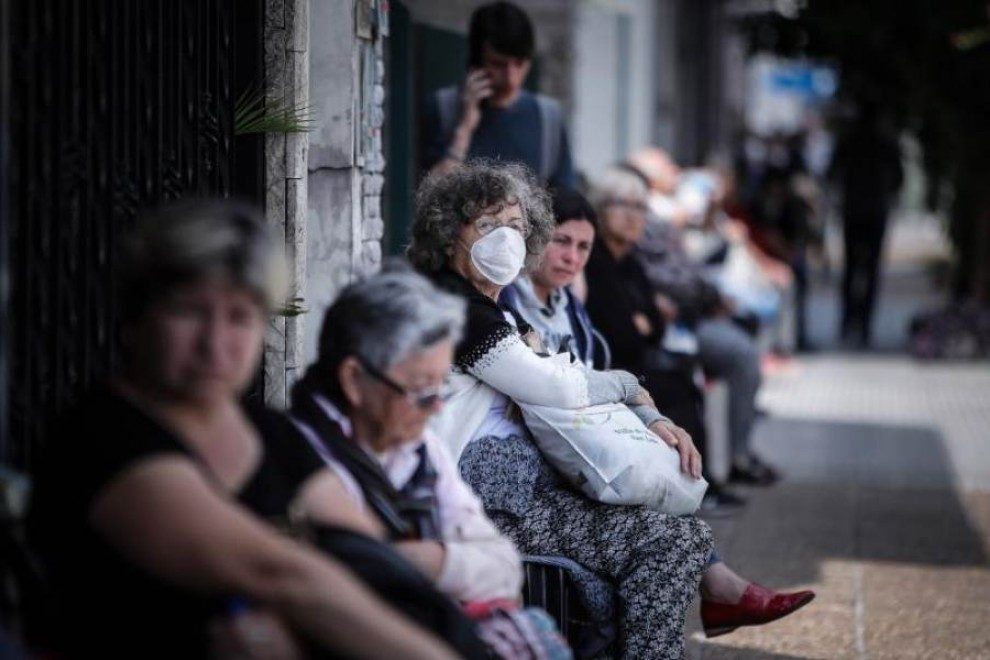 Los fallos estructurales de Argentina dinamitan la cuarentena: filas de 20 calles de jubilados esperando cobrar