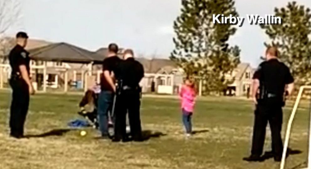 Histeria del coronavirus: Papá arrestado por lanzar una pelota con su hija de 6 años en un parque casi vacío