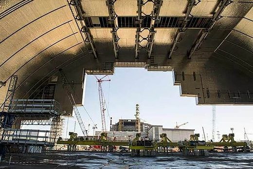El Nuevo Sarcófago Seguro, el arco gigante que ahora contiene el Reactor 4, tardó nueve años en construirse y fue construido para evitar que el reactor en descomposición contaminara aún más el medio ambiente