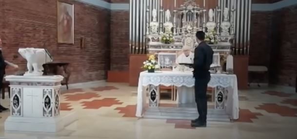 Un sacerdote italiano se negó a interrumpir la misa tras ser apercibido por la policía