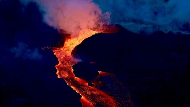La erupción de larga duración de Kilauea, uno de los volcanes más activos de Hawai, entró en una nueva fase extraordinaria el 3 de mayo de 2018, arrojando lava incandescente a 60 metros de altura en el aire. Rosensteil School/USGS