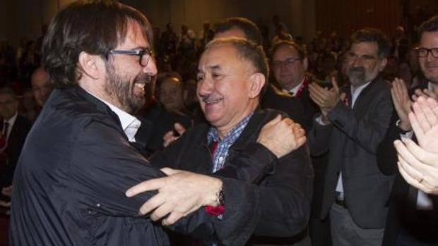 Camil Ros (i.) saluda a Pepe Álvarez al ser reelegido secretario general de UGT en Cataluña - EFE