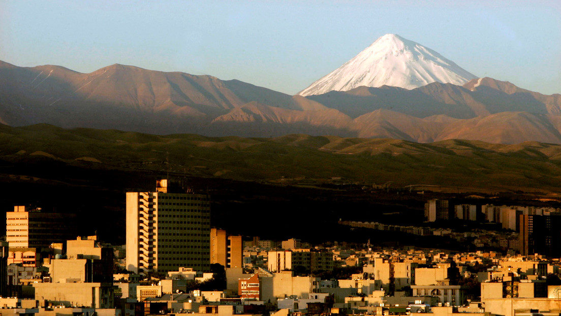 Vista del monte Damavand desde Teherán, Irán.