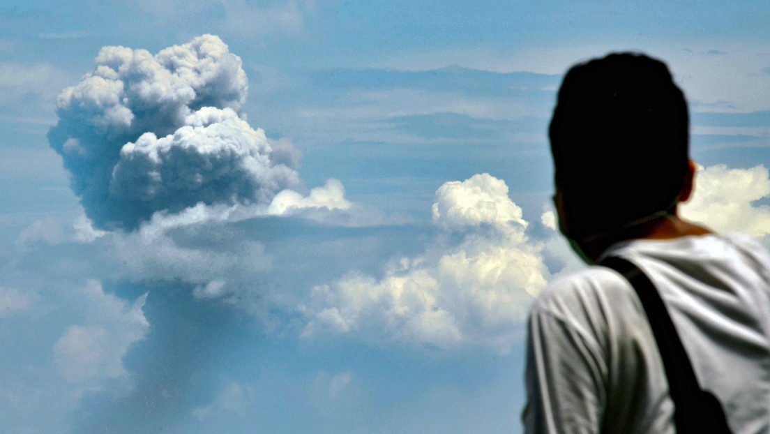 Un Un hombre observa el volcán de Krakatoa en Serang, provincia de Banten, Indonesia, el 11 de abril de 2020.Ronald Siagian / AFP