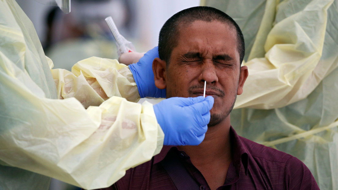 Médicos extraen muestras nasales a un trabajador en Singapur, 15 de mayo de 2020.