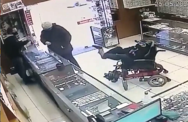 Un ladrón sin brazos asaltó una joyería con un arma sujetada al pie