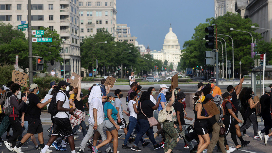 Manifestantes cerca Casa Blanca