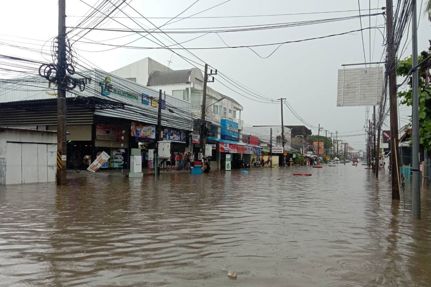 Tha Khraeng intersection on Sakdidet Road is flooded after two hours of heavy rain in Muang district of Phuket on Saturday morning.