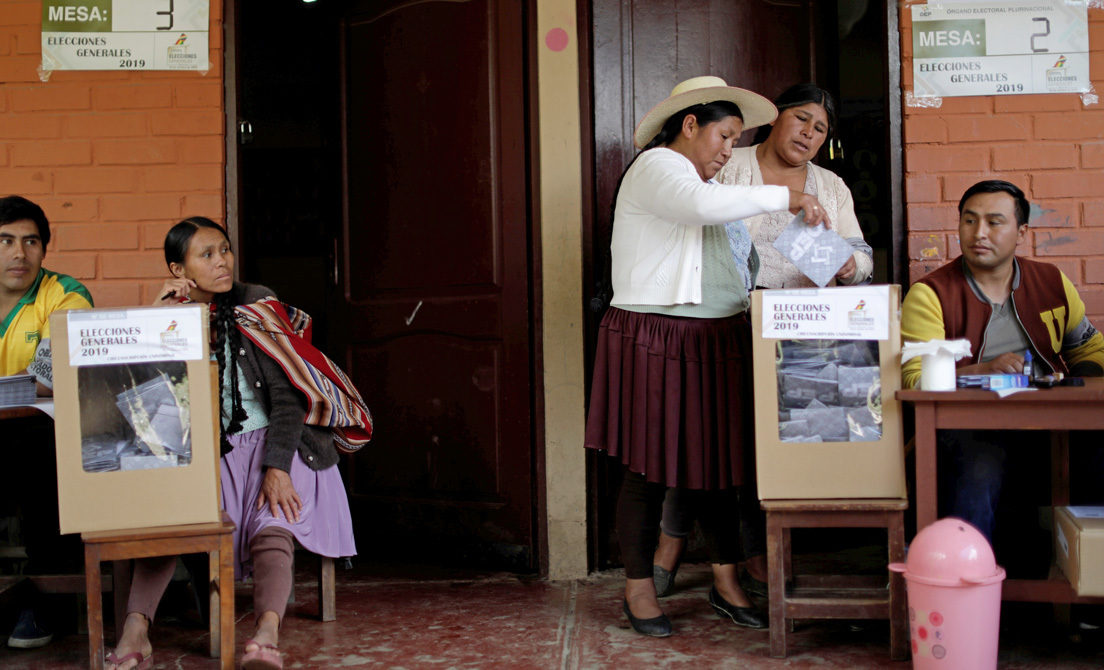 Una mujer vota durante las elecciones presidenciales en Paracti, Cochabamba, Bolivia, el 20 de octubre de 2019.Ueslei Marcelino / Reuters
