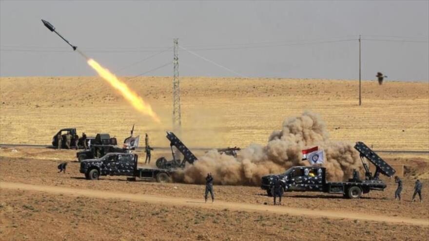 Unidades de artillería del Ejército iraquí lanzan cohetes múltiples contra posiciones de los terroristas de Daesh en el norte del país.