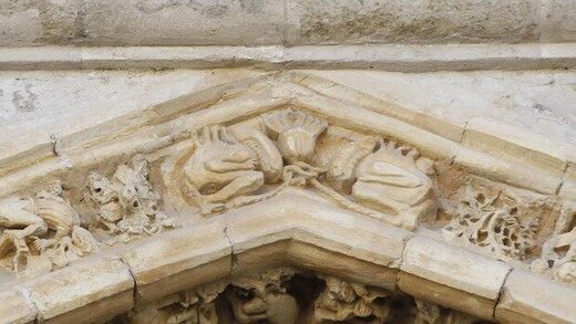 Por qué hay dos aliens esculpidos en la puerta de la catedral de Palencia, España