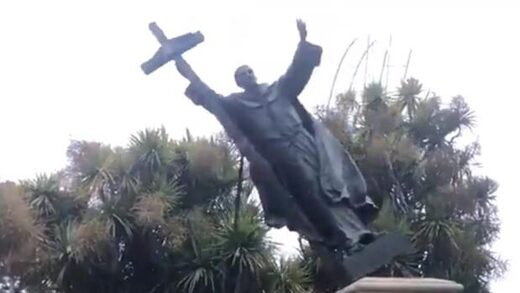 Agenda globalista-nihilista: Activistas derriban la estatua de Fray Junípero Serra en el Golden Gate Park de San Francisco
