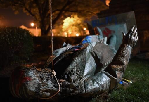 Agenda globalista-nihilista: Activistas derriban la estatua de Fray Junípero Serra en el Golden Gate Park de San Francisco