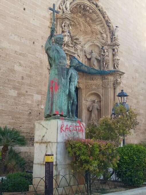 Ideología nihilista viral norteamericana: Ahora vandalizan la estatua de fray Junípero Serra en Palma escribiendo con pintura roja la palabra «racista»