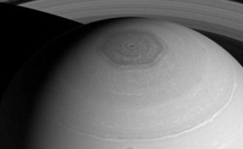 Hexágono en el polo norte de Saturno.