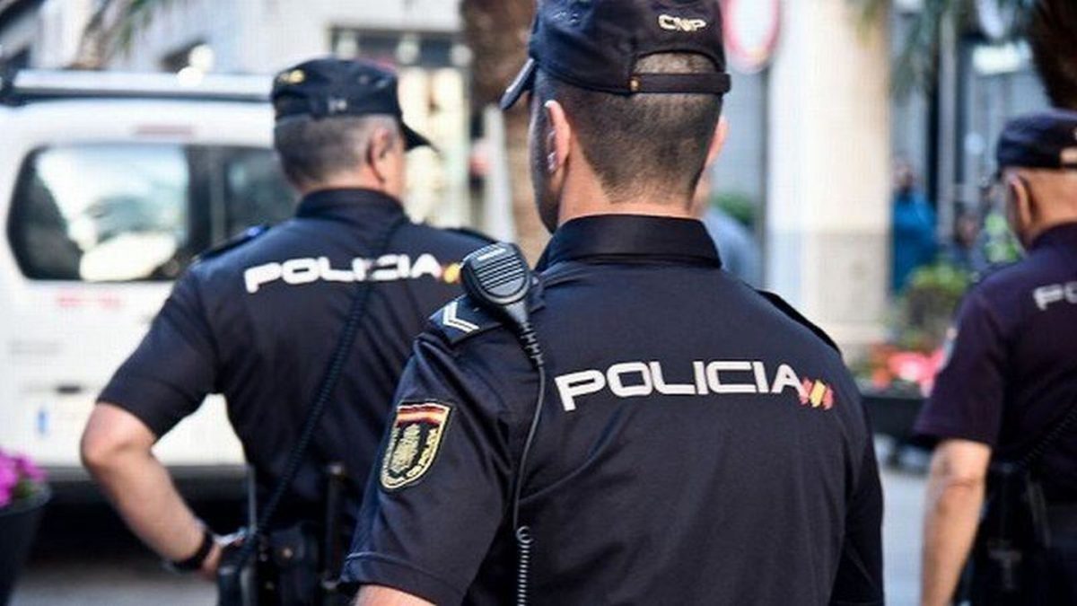 La partidocracia antidemocrática y sus perros rabiosos: Un grupo de 5 jóvenes son increpados por la polícia al manifestarse contra la partidocracia