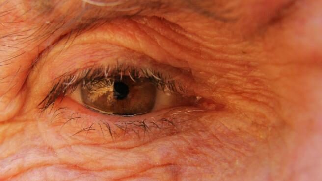 Estudio indica que la disminución de la vista por envejecimiento puede evitarse mirando a una luz roja durante tres minutos