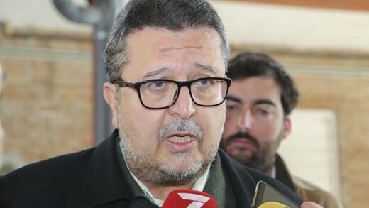 Partidocracia antidemocrática: El juez Serrano deja Vox tras ser acusado de fraude pero mantiene su acta de diputado en el Parlamento de Andalucía