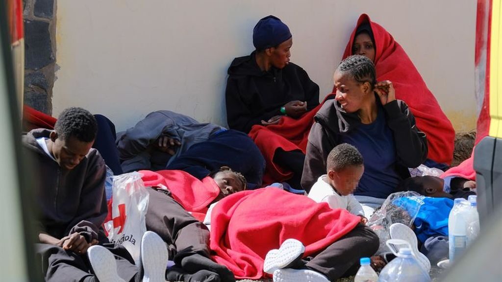 Foto de archivo. Varios migrantes a su llegada a la isla de Gran Canaria.EFE