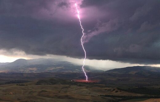 Clic para aumentar Struck by Lightning