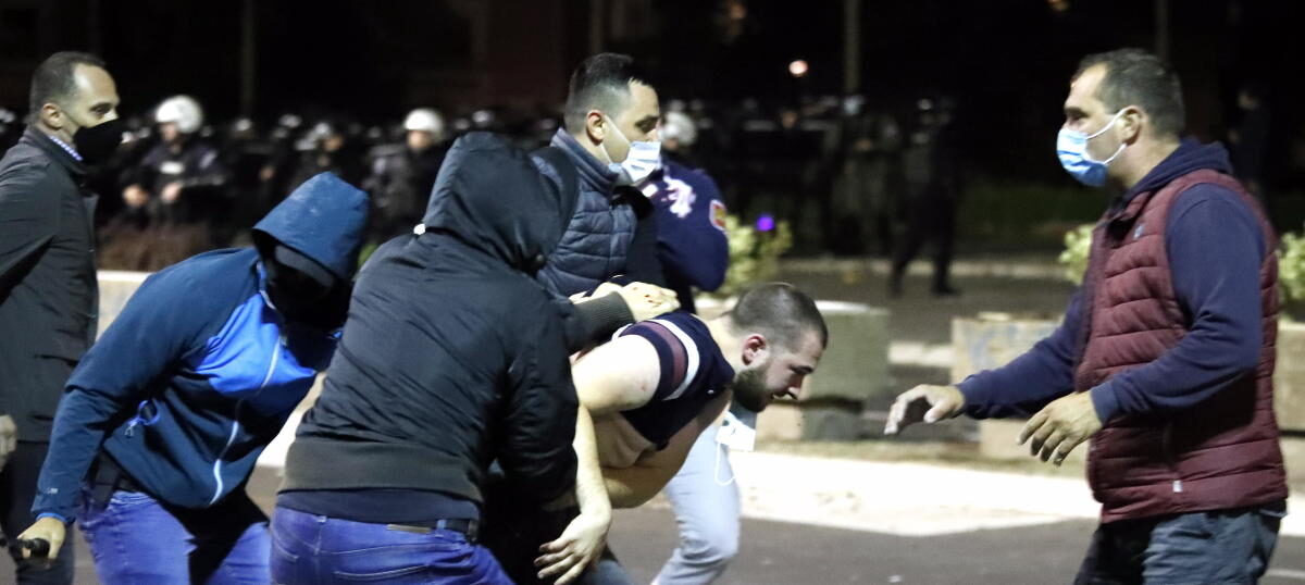 Incremento del caos: Manifestantes ingresan al parlamento de Serbia tras enterarse de que se prolongará la cuarentena por el coronavirus