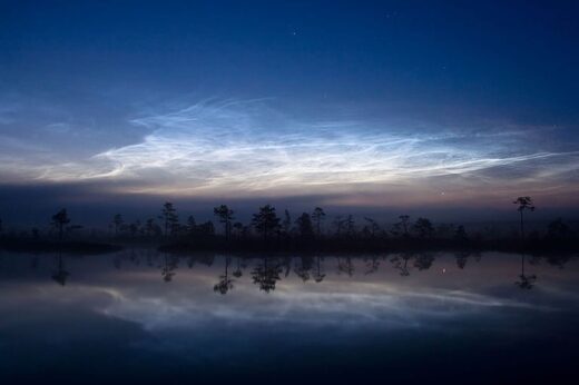Imagen de nube noctilucente, nocturna o mesosférica polar. Wikipedia